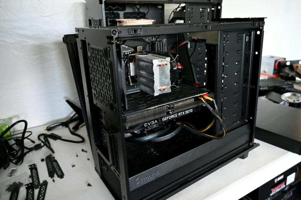 Computer Reparatur und Optimierung Computer Reparatur mit geöffnetem Desktop-PC und Hardwareprüfung durch Fachmann