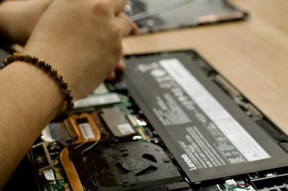 Notebook-Reparatur Techniker bei der Laptop Reparatur und Fehlerdiagnose in Fürstenfeldbruck
